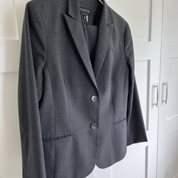 Jones New York size 16 pantsuit (blazer and pants) - Picture 3 of 9